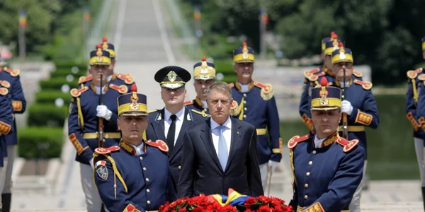 Klaus Iohanis depunere de coroane la mormântul ostaşului necunoscut Bucuresti 10 iunie 2021 FOTO Inquam Photos / George Calin