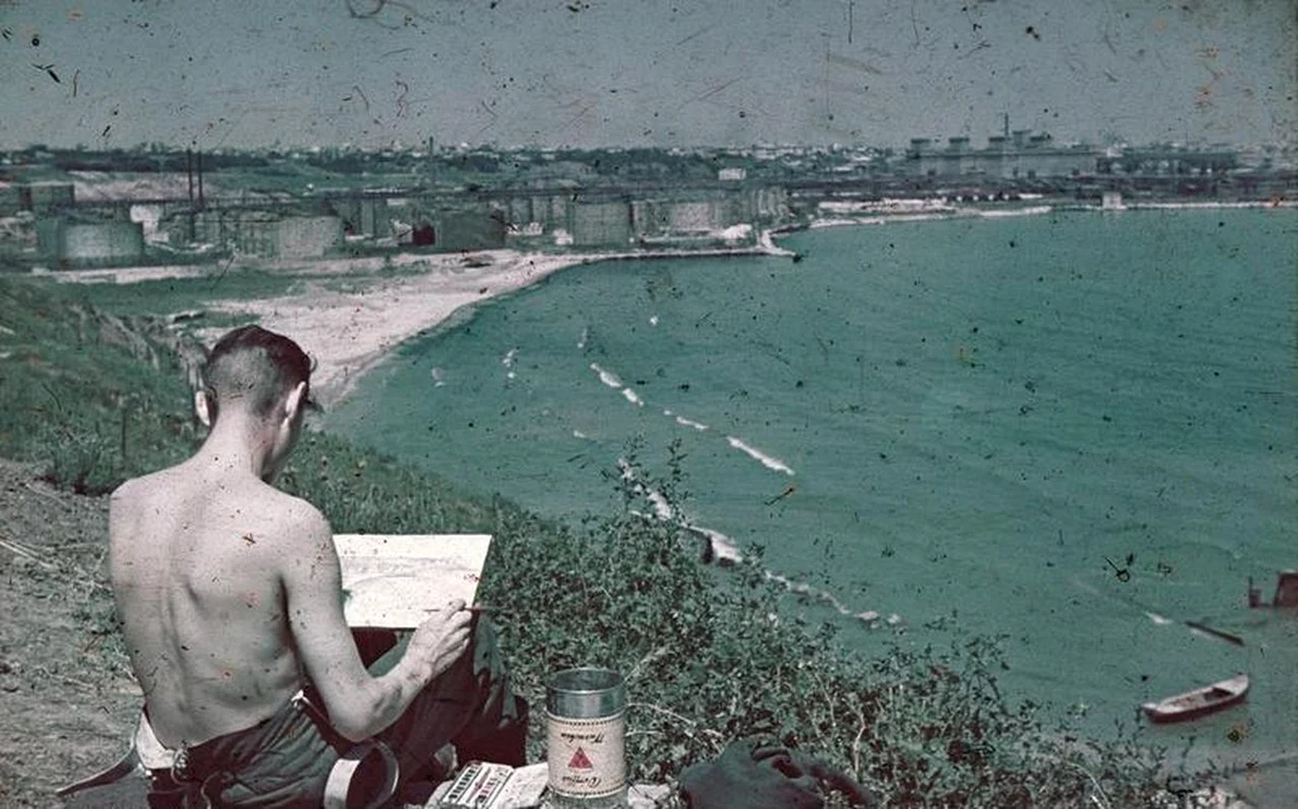Un bărbat pictează Portul Constanța în timpul celui de-Al Doilea Război Mondial, 1941