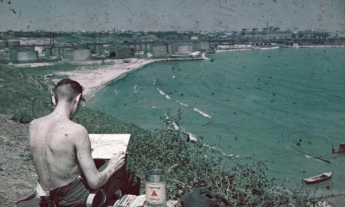 Un bărbat pictează Portul Constanța în timpul celui de-Al Doilea Război Mondial, 1941