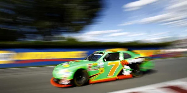 Danica Patrick pilotează o maşină Chevrolet * Foto: Reuters