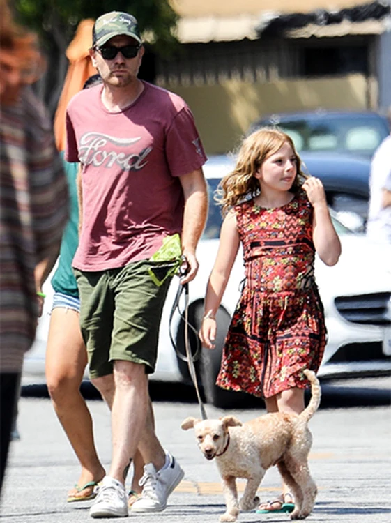 
    Ewan McGregor, 50 de ani, un bărbat de casă desăvârşit îşi scoate fiica (pe Anouk) la plimbare  