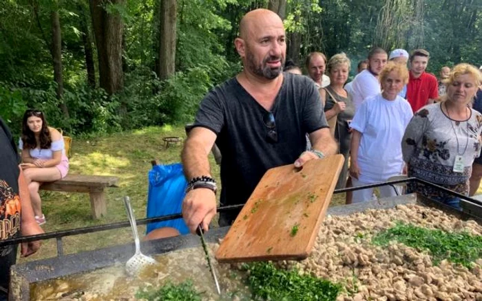 Chef Cătălin Scărlătescu, pregătind meniul medieval în faţa a sute de persoane. FOTO: Oana Şlemco
