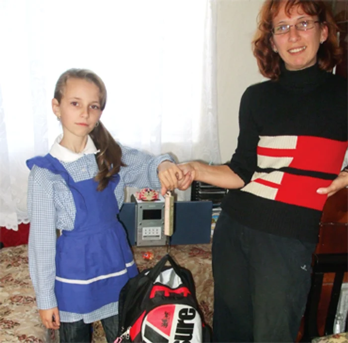 Şcolarii sunt nevoiţi să care ghiozdane grele