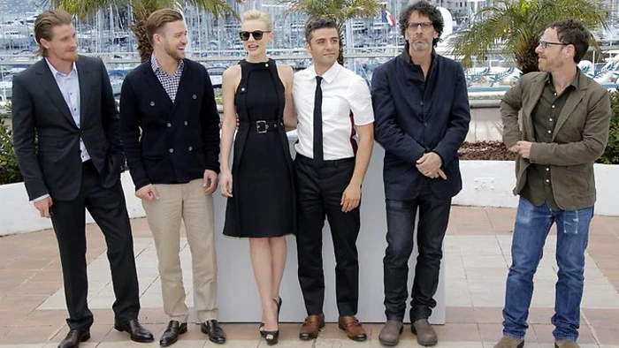 Actorii (de la stânga) Garrett Hedlund, Justin Timberlake, Carey Mulligan, Oscar Isaac, alături de regizorii Joel şi Ethan Coen, prezenţi la Cannes pentru pelicula „Inside Llewyn Davis” FOTO news.com.au