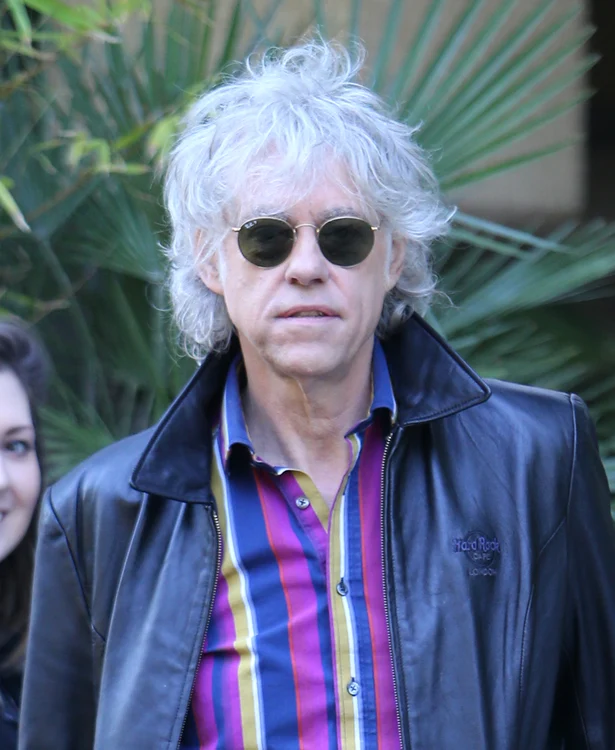 Bob Geldof este unul dintre cei mai cunoscuţi muzicieni englezi. El a fondat proiectul Live Aid, pentru ajutorarea persoanelor din Africa