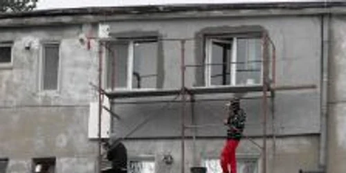 Echipele de muncitori apar precum ciupercile după ploaie foto: Alexandru Boştină