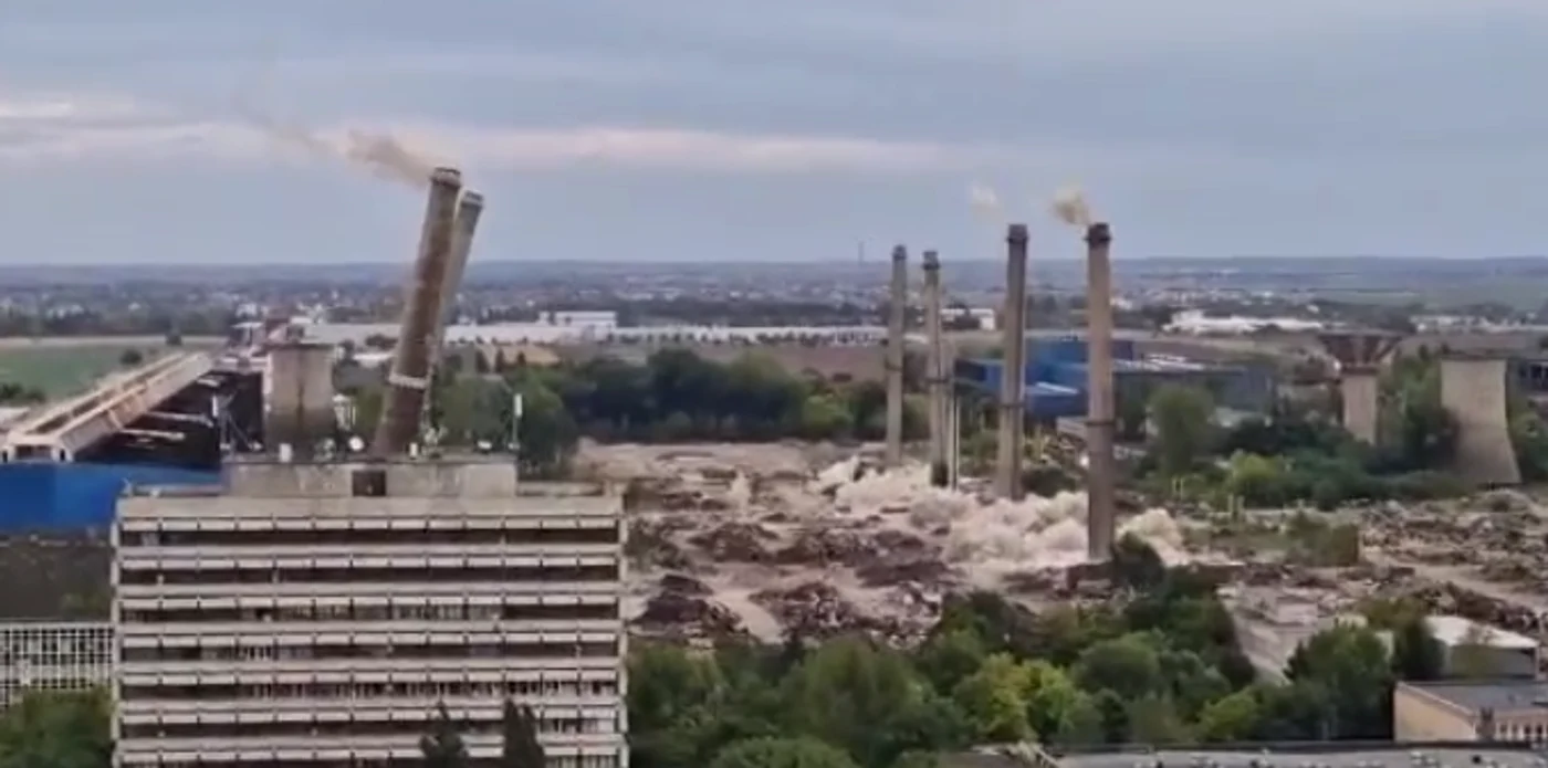 Au fost demolate șase coșuri de fum la IMGB. Foto: Captură video Georgiana Ștefan/ Facebook