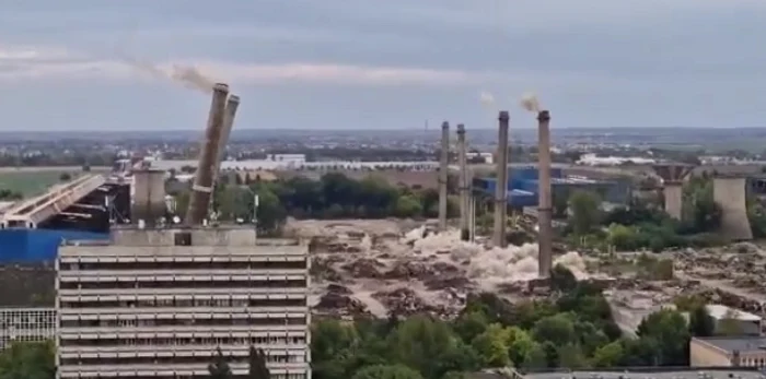 Au fost demolate șase coșuri de fum la IMGB. Foto: Captură video Georgiana Ștefan/ Facebook