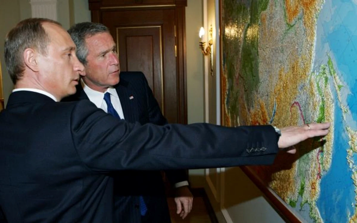 
    Vladimir Putin şi George W. BushFoto AP  