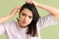 Semne ca parul nu este spalat suficient  Sursa foto shutterstock 2439069399 jpg