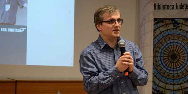 Fizicianul Cristian Presură - faimos cercetător român stabilit în Olanda - la întâlnirea cu publicul de la Vâlcea Foto Adevărul