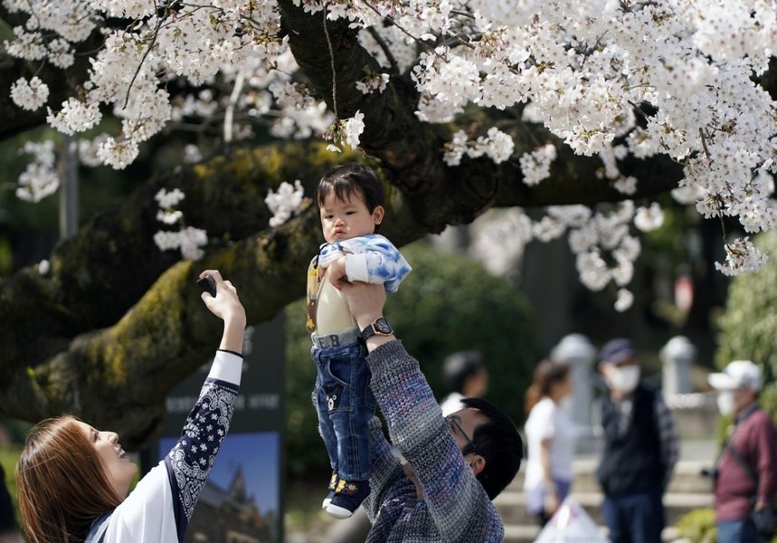 Primăria din Tokyo va lansa o aplicaţie de întâlniri online. „Chiar trebuie să facă asta Guvernul cu impozitele noastre?”