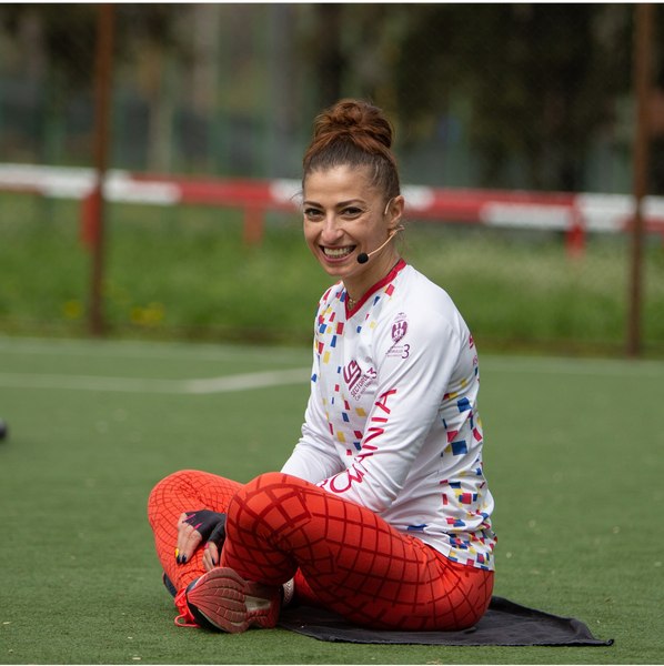 O campioană la gimnastică artistică îi învață pe români să trăiască sănătos prin mișcare „Îi duc acolo unde își doresc”