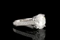 O altă „vedetă” a licitației este și un impozant inel din aur alb de 7,2 grame, decorat cu un diamant și 132 de briliante, estimat la 80 000 100 000 de euro jpeg