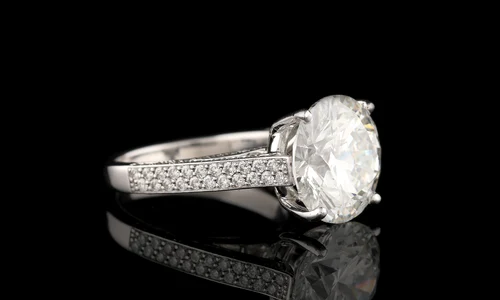 O altă „vedetă” a licitației este și un impozant inel din aur alb de 7,2 grame, decorat cu un diamant și 132 de briliante, estimat la 80 000 100 000 de euro jpeg