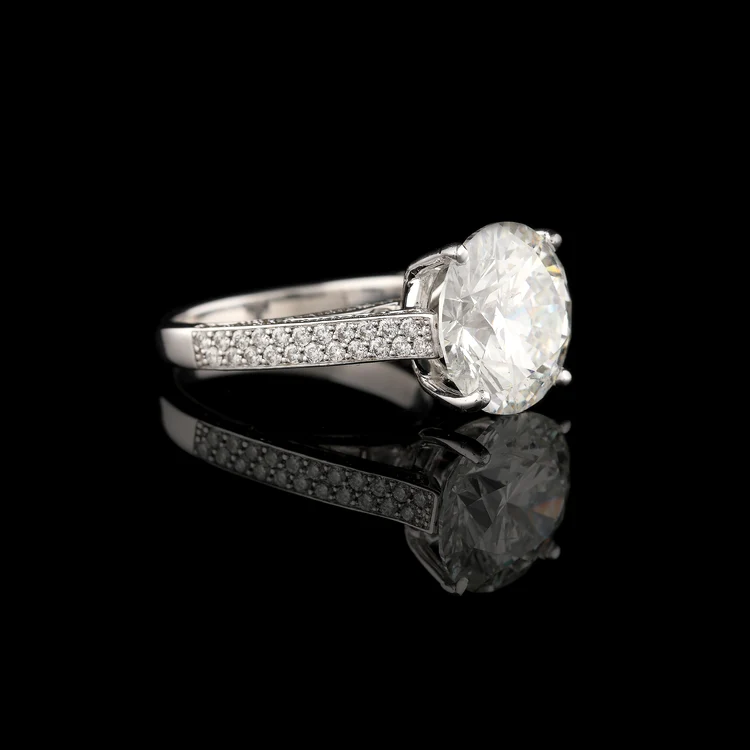 O altă „vedetă” a licitației este și un impozant inel din aur alb de 7,2 grame, decorat cu un diamant și 132 de briliante, estimat la 80.000-100.000 de euro