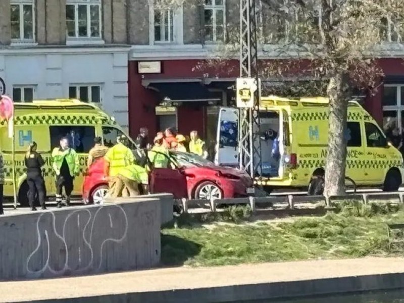 O mașină a intrat într-o mulțime în Copenhaga. Cel puțin cinci persoane sunt rănite