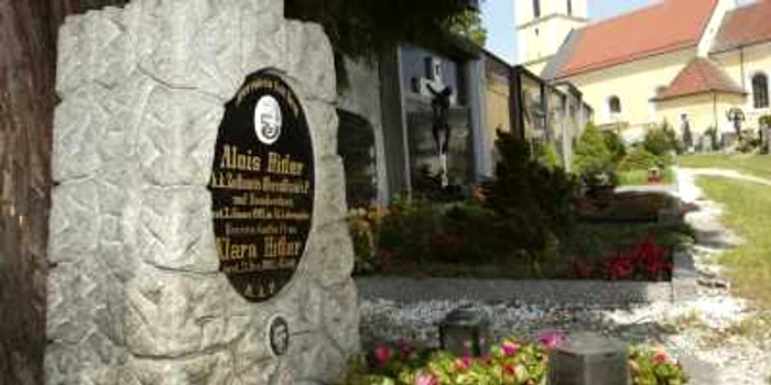 Piatra funerară a părinţilor lui Adolf Hitler a fost scoasă din cimitir