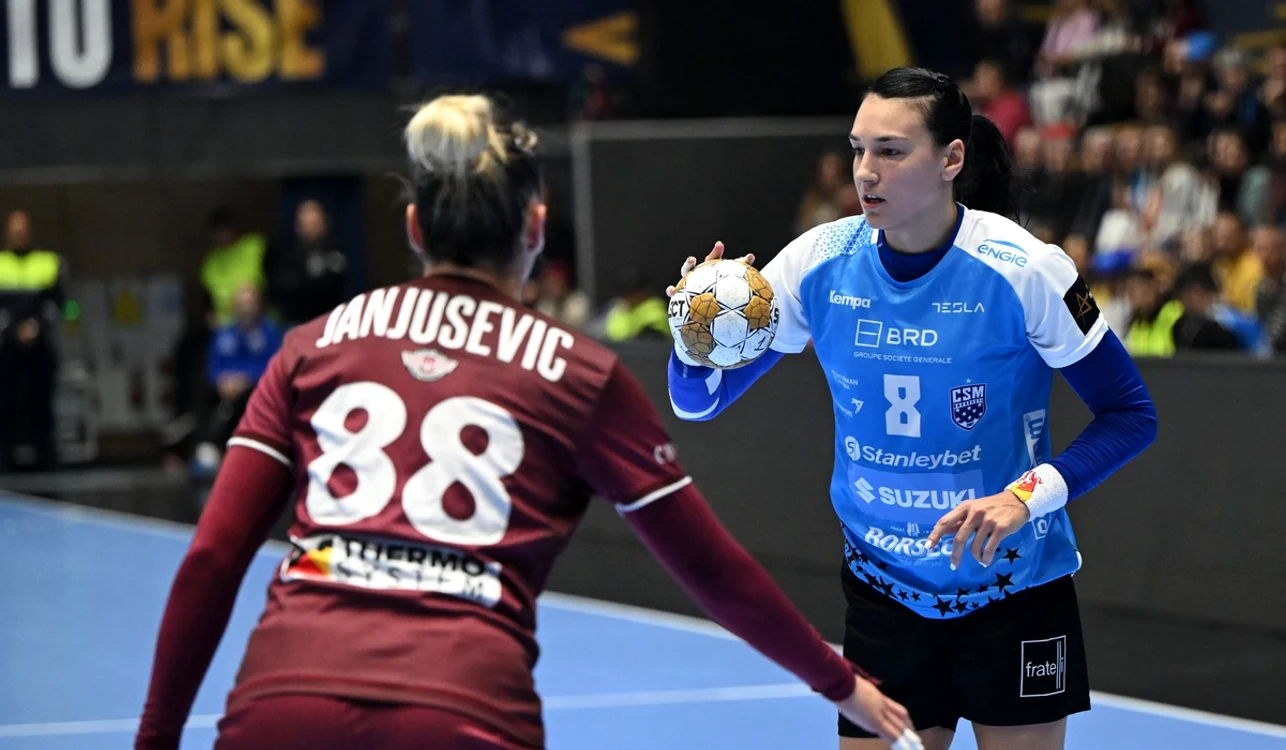 Cristina Neagu (dreapta) a înscris un gol pentru CSM București (FOTO: Sportpictures)