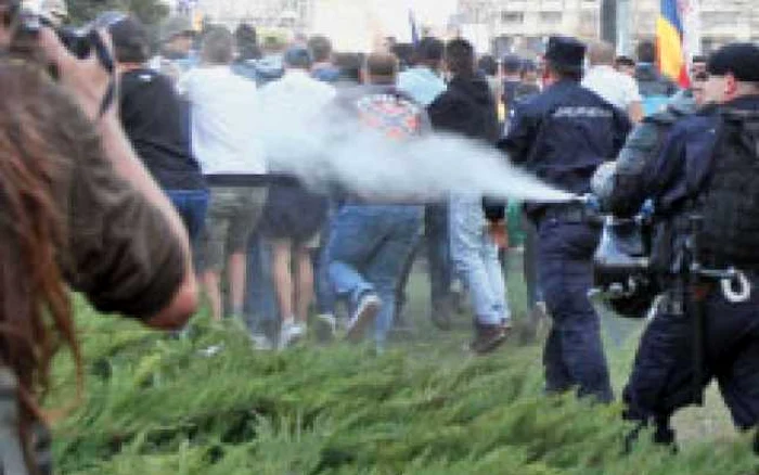 Jandarmii ripostează cu gaze lacrimogene