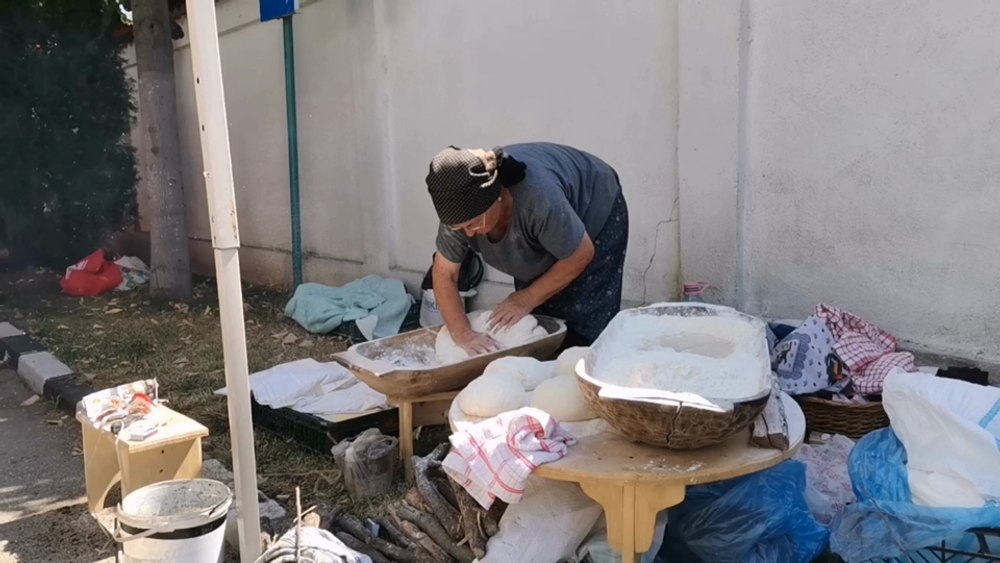 Produsul pentru care clienții așteaptă pe caniculă în piața volantă din Slatina. Tanti Olga nu face față comenzilor FOTO