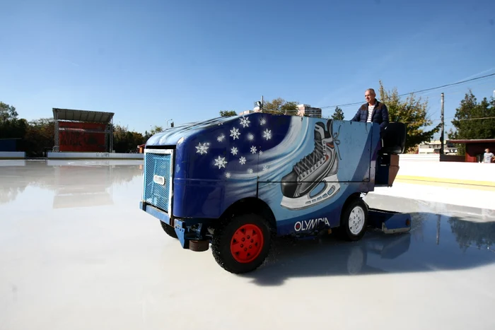 Cezar are sarcina de a obține o gheață perfectă (Fotografii: Dorin Constanda, Iulian Burcescu)