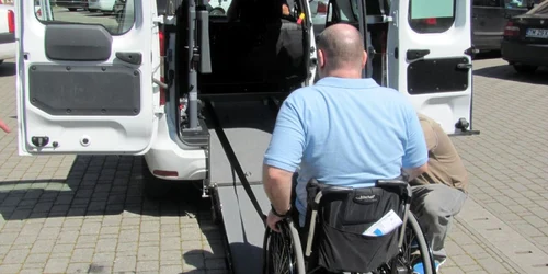 Taxi pentru persoanele cu dizabilităţi FOTO Ştefan Both