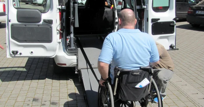 Maşină specială pentru transportul persoanelor cu handicap FOTO Ştefan Both