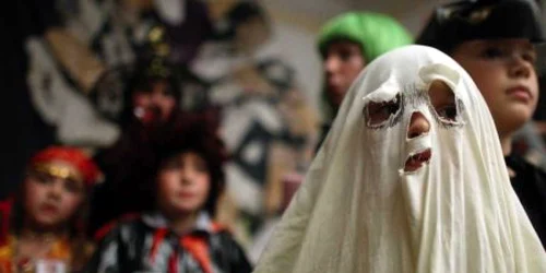 Cei care sărbătoresc de Halloween aleg costumaţii cât mai înfricoşătoare