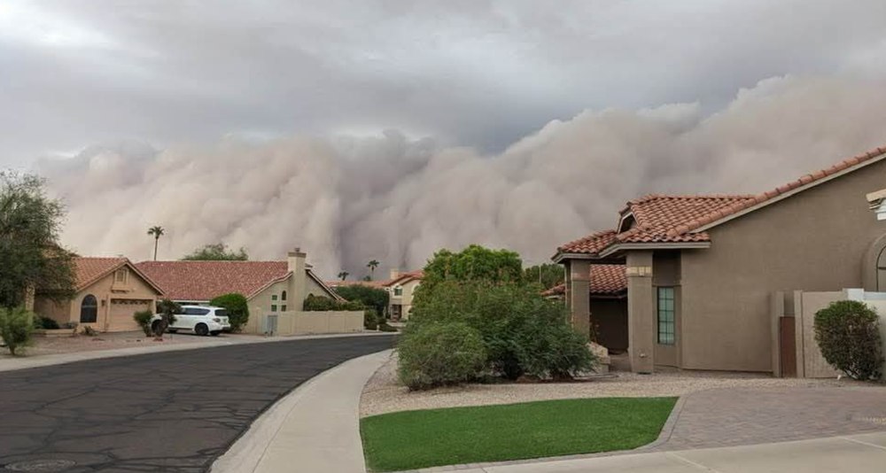 O furtună masivă de praf și vânt a lovit orașul Phoenix din Arizona. Zeci de mii de americani au rămas fără energie electrică