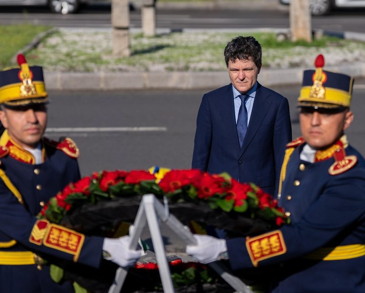 Președintele Nicușor Dan a depus o coroană de flori la Monumentul dedicat memoriei victimelor Mineriadei din 1990