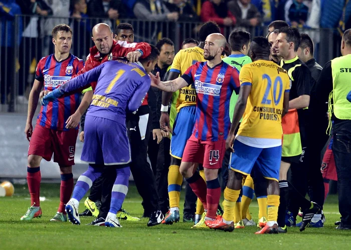 Pecanha (foto violet) a fost "capul răutăţilor" la meciul cu Steaua FOTO Răzvan Păsărică