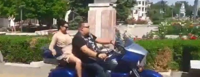 Cuplul focşănean a venit la oficierea căsătoriei pe motocicletă