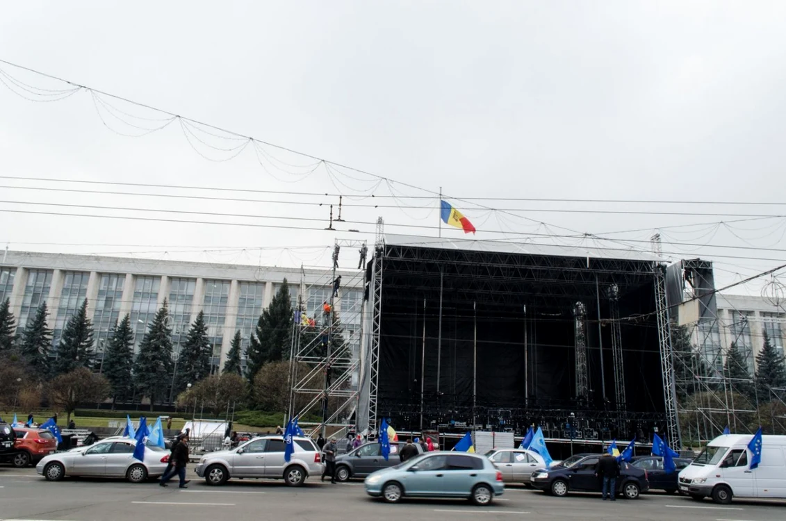 Scena din PMAN încă nu este demontată. FOTO Alexandru Tarlev