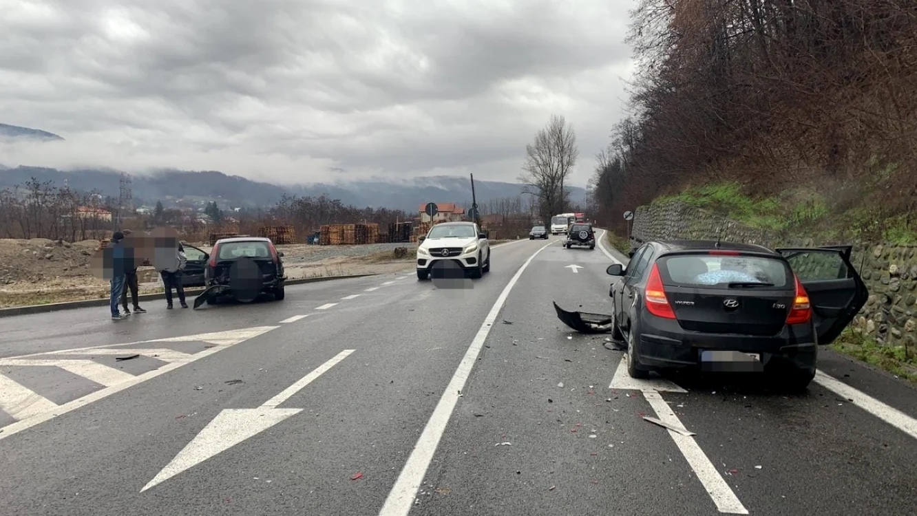 Accident la Gura Văii - Bujoreni pe DN 7 - E 81 în Vâlcea - trei maşini implicate Foto Adevărul