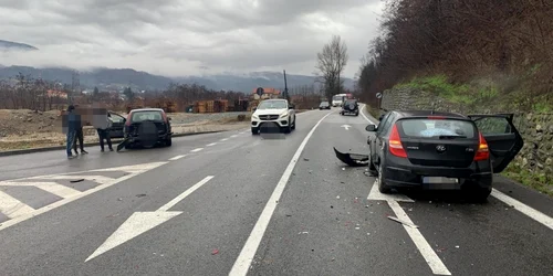 Accident la Gura Văii - Bujoreni pe DN 7 - E 81 în Vâlcea - trei maşini implicate Foto Adevărul