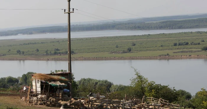 Malul românesc al Dunării, la Ostrov