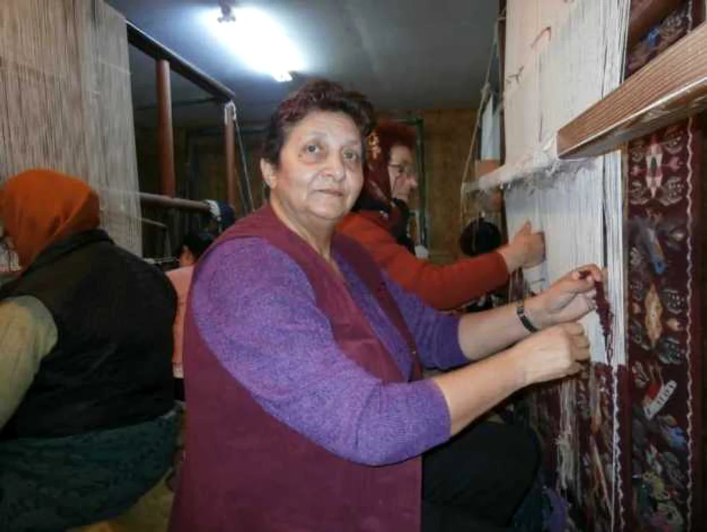 Mira Tantan realizează covoare din adolescenţă