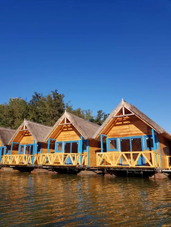 De la anul, turiştii se vor putea caza în căsuţele plutitoare