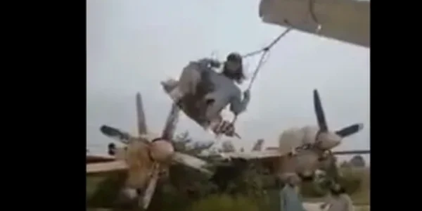 Un taliban se dă într-un leagăn agăţat de aripa unui elicopter american FOTO captură Hindustan Times