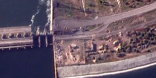 Vedere asupra secțiunii deteriorate a barajului Nova Kakhovka pe 11 noe. Foto: Maxar Technologies