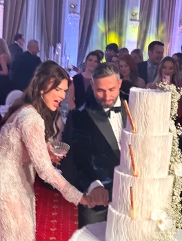 Monica Bîrlădeanu și Valeriu Gheorghiță, emoționați la tăierea tortului foto: Instagram