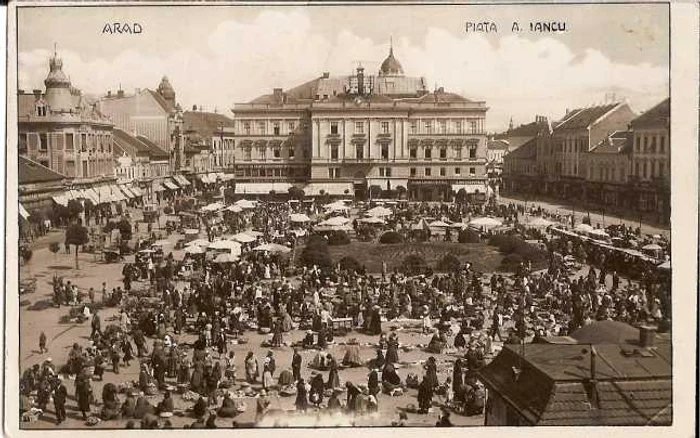 În piaţă pe vremuri era târg FOTO Aradul de altădată