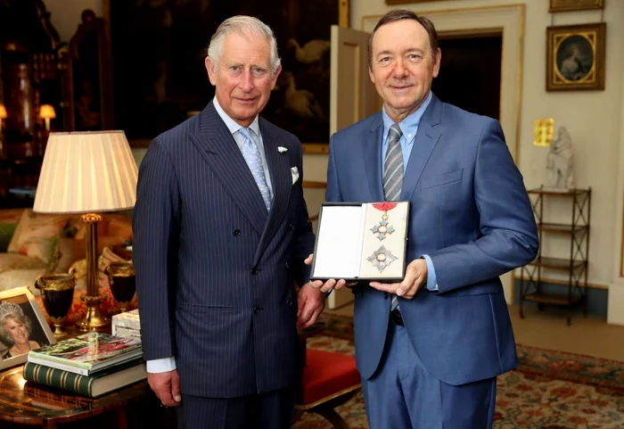 Kevin Spacey a primit medalia specială din
mâinile prinţului Charles FOTO Facebook