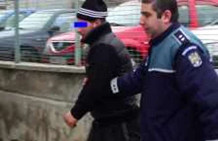 Suspecţii au fost duşi pentru audieri la sediul IPJ Olt... (Foto: Adevărul)