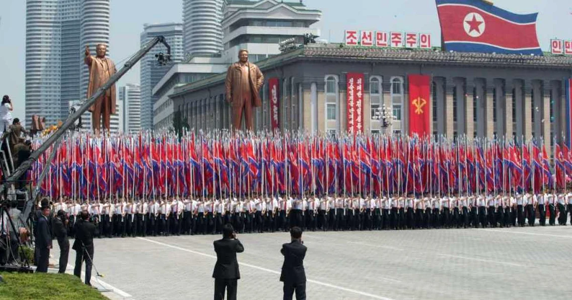 Nord-coreenii au purtat steaguri şi statui ale foştilor lideri în timpul paradei militare FOTO Mediafax/AFP 