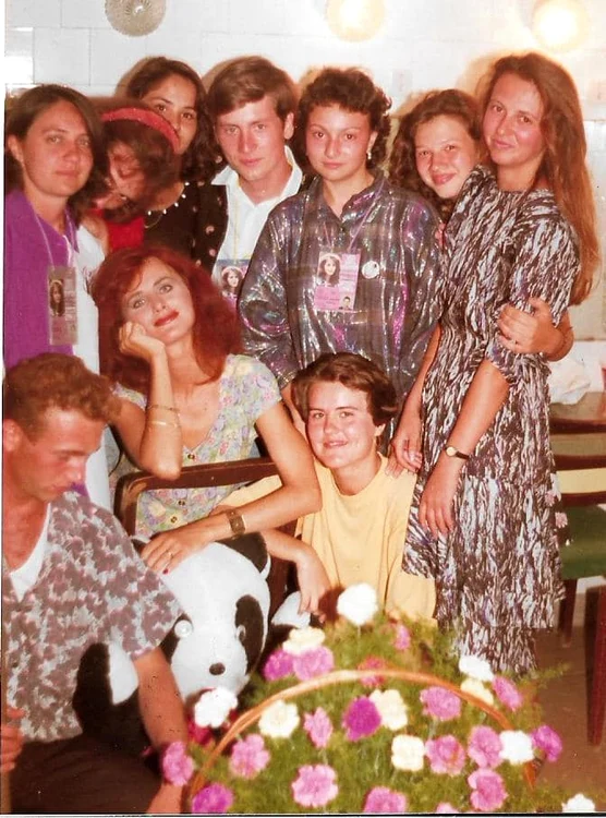 Mădălina Manole, în 1995, după recitalul de la Mamaia, alături de „manoliști” FOTO: FB/D. Gheorghe