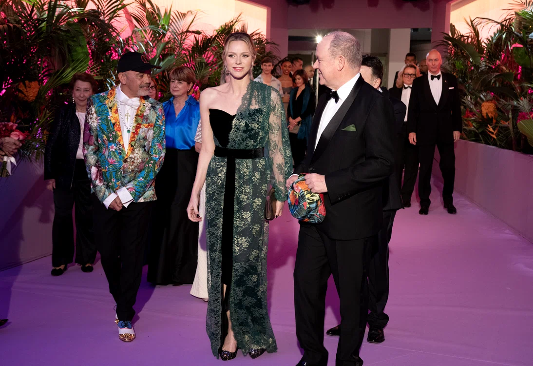 Christian Louboutin, Prințesa Charlene și Prințul Albert la Balul Rozelor din Monaco 2025   GettyImages 2207592002 jpg