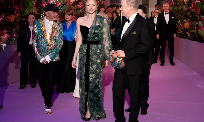 Christian Louboutin, Prințesa Charlene și Prințul Albert la Balul Rozelor din Monaco 2025   GettyImages 2207592002 jpg