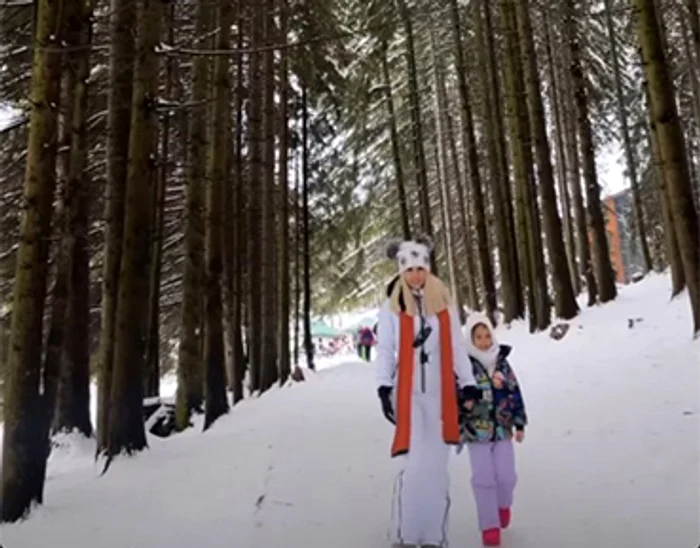 Anda și Evelina, la plimbare prin zăpadă